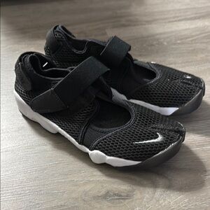 Nike Black and White Minimalist Athletic Shoes